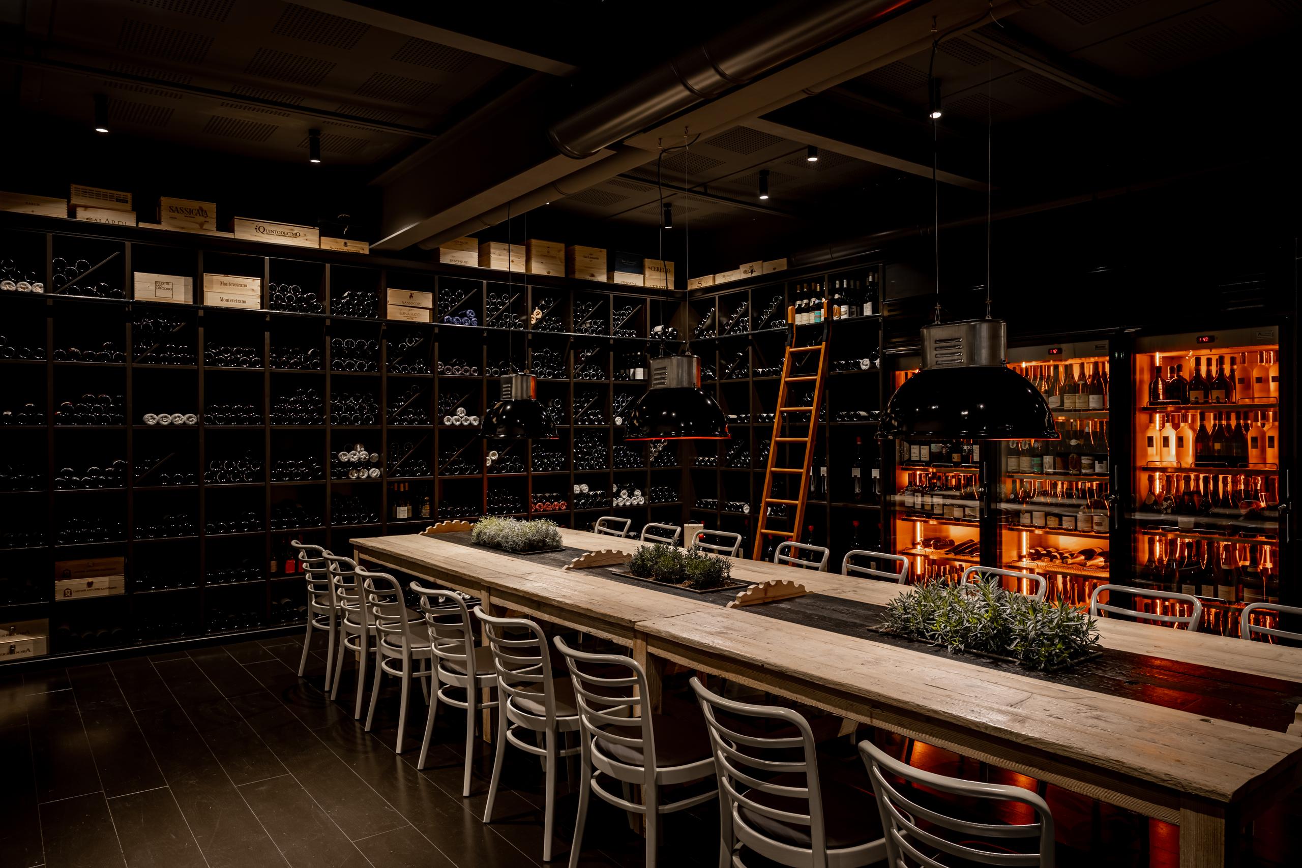 La tavola in cantina